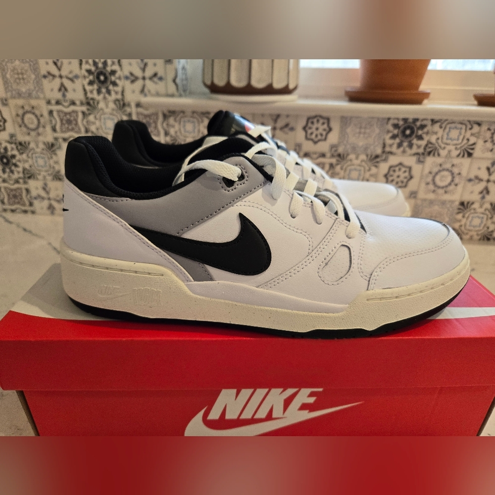 Nike Men's White and Black Sneakers